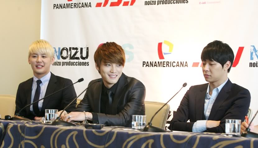 [PIC] 120310 JYJ au Pérou - conférence de presse 454444