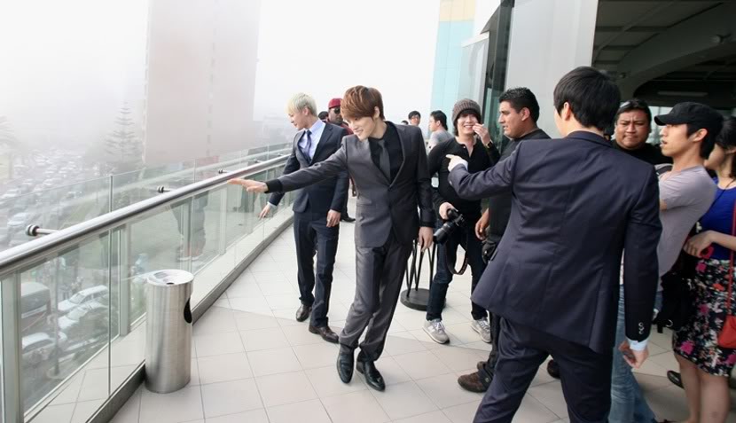 [PIC] 120310 JYJ au Pérou - conférence de presse 454452