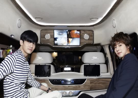 [PIC] 120814 TVXQ avec une voiture customisée SM 27913-asfd