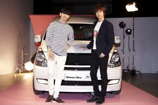 [PIC] 120814 TVXQ avec une voiture customisée SM 27914-asdf