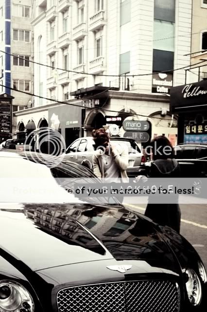 [PIC] 120305 Stalking Jaejoong, sortant de chez le coiffeur 2928cuq