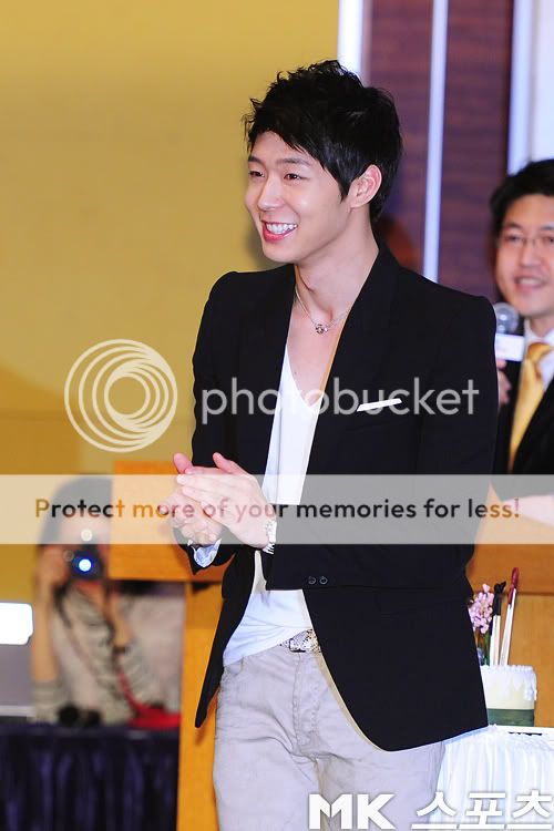 [PIC] 120305 Rooftop Prince - Conférence de presse 1zdxlwm