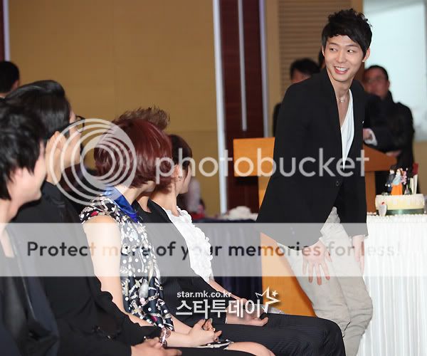 [PIC] 120305 Rooftop Prince - Conférence de presse 201203051330927713