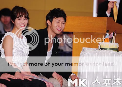 [PIC] 120305 Rooftop Prince - Conférence de presse 201203051330928028