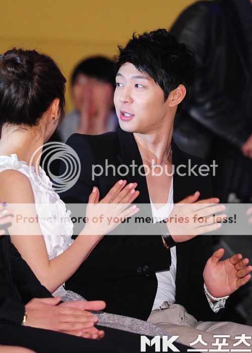 [PIC] 120305 Rooftop Prince - Conférence de presse 201203051330928136