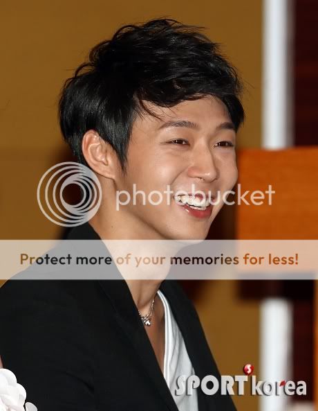 [PIC] 120305 Rooftop Prince - Conférence de presse 20120305144145694