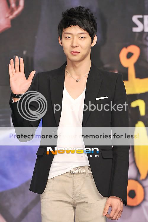 [PIC] 120305 Rooftop Prince - Conférence de presse 2012030515171810011