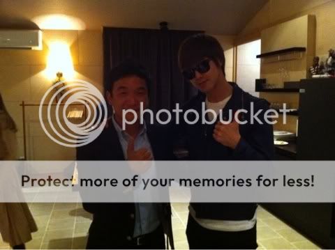 [PIC] 120530 Yunho avec le CEO de Kwon Crayfish  R026