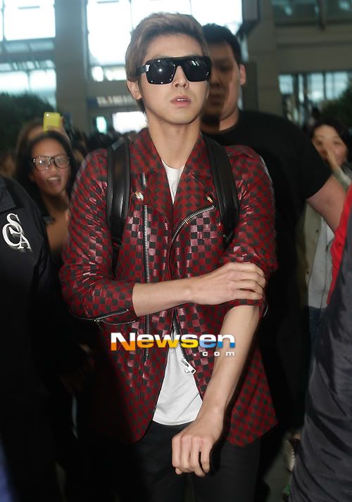 [PIC] 120405 TVXQ à l'aéroport d'Incheon  120405incheon9