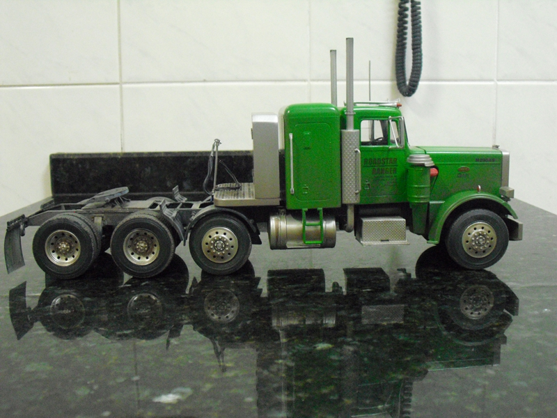 Peterbilt 359 Conventional Tractor - Revell 1/25 CIMG1363_zpsfe8fe53c