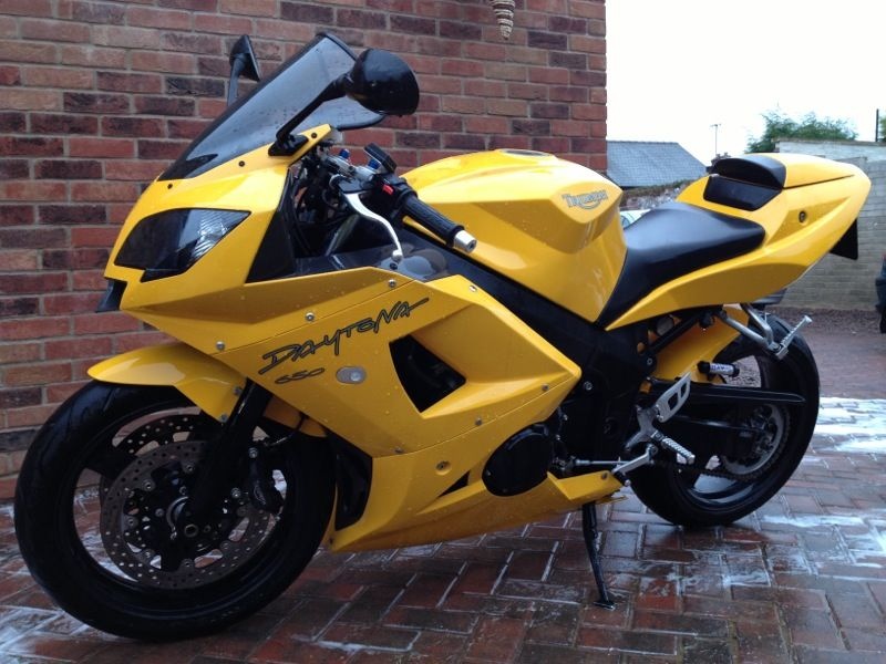 Triumph Daytona 650 '05 11,000 miles Null-17