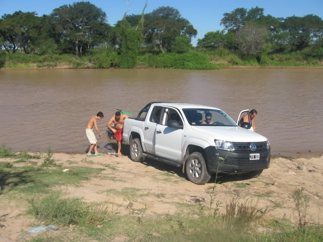 Disfrutando de la moto, pero en el rio... Motodeagua004