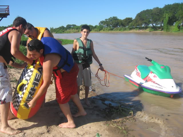 Disfrutando de la moto, pero en el rio... Motodeagua008