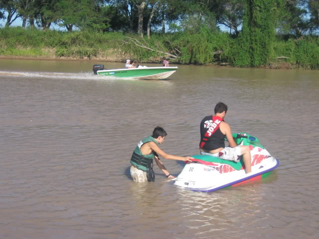 Disfrutando de la moto, pero en el rio... Motodeagua016