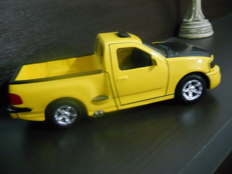 Ford F150 Lightning 1/18  014800x600