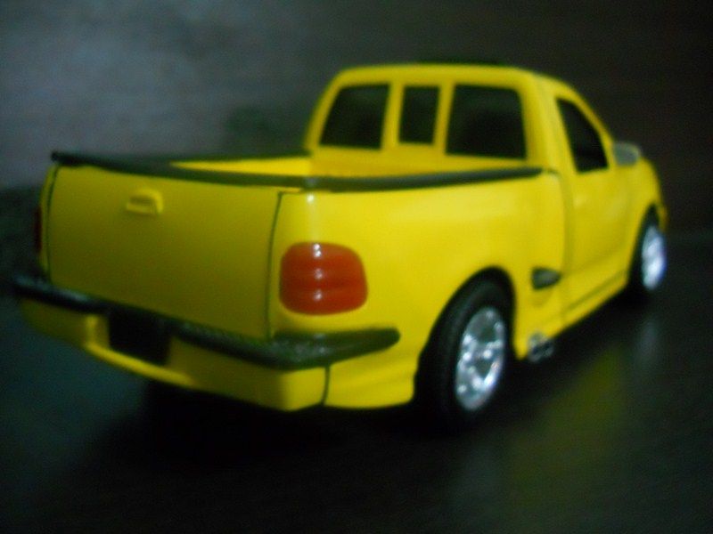 Ford F150 Lightning 1/18  035800x600