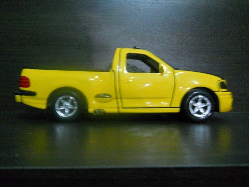 Ford F150 Lightning 1/18  036800x600