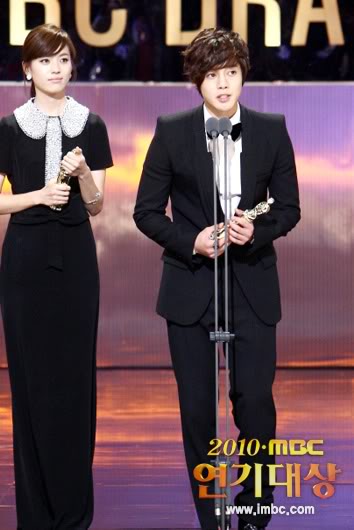 Kim Hyun Joong gana el premio al Artista Masculino Más Popular en los MBC Drama Award L-rca2