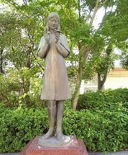 "Sadako and Thousand Paper Cranes" Memorial_to_sadako_sasaki