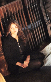 Shelley Hennig SH16