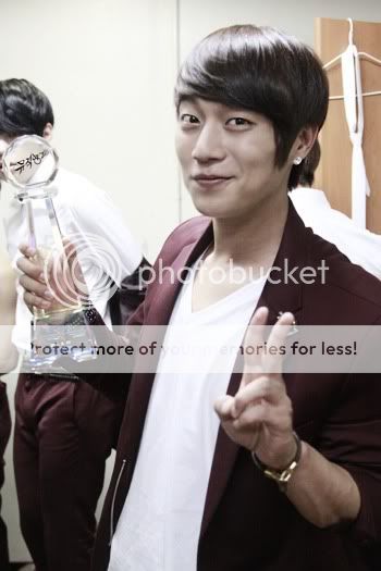 (noticia) 15.09.11 Doojoon de B2ST  recibe tratamiento para la extracción de cartílago de la rodilla Mubank-11-05-27