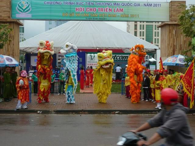 Kỳ Hoàn-Chào Mừng Khai Mạc Festival Lâm Sản...!!! P1030230