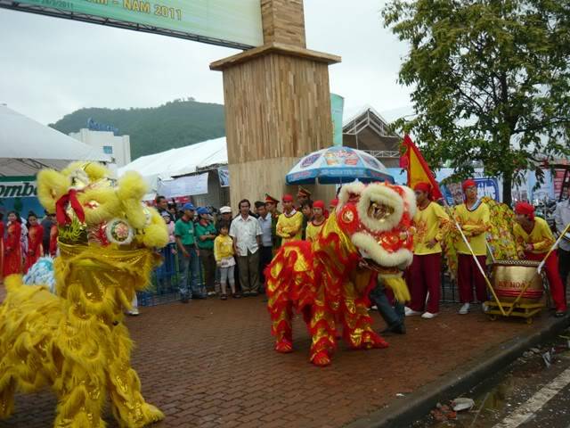 Kỳ Hoàn-Chào Mừng Khai Mạc Festival Lâm Sản...!!! P1030255