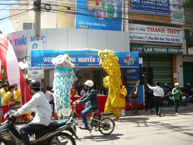 Sáng nay đi ăn sáng..phát hiện đoàn múa ngân hàng nè.... P1030752