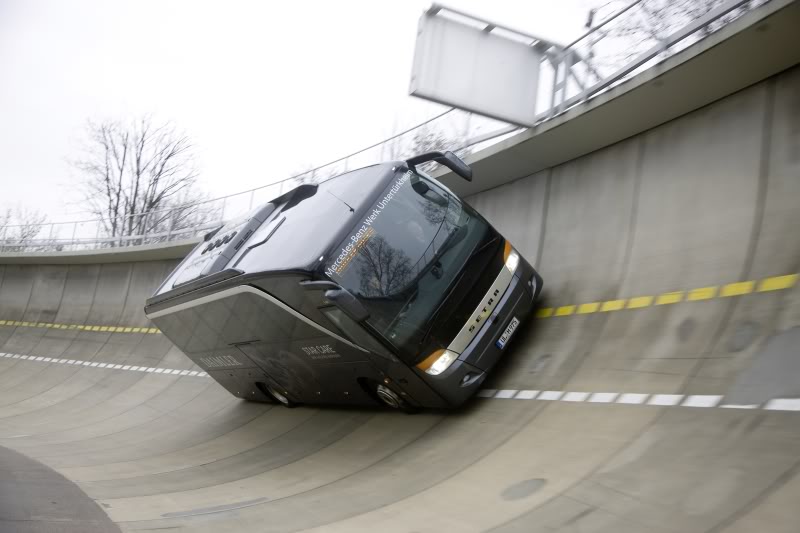 Autobuske nesreće -visitor-bus-at-the-daimler-ag-test-track1