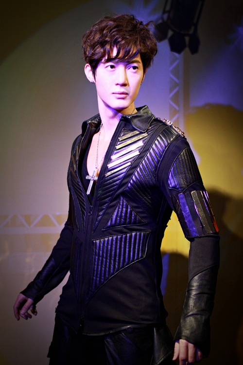 Ким Хьон Джунг с восъчна фигура в музея на Мадам Тюсо в Бусан 20121220_kimhyunjoong_wax_zpsf949a515