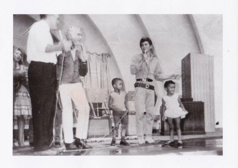Fotos Inéditas escaneadas dos Anuários do Fã-Clube Internacional de Mike  41Lorne__Mike_on_stage_with_Gov__Romney_1965