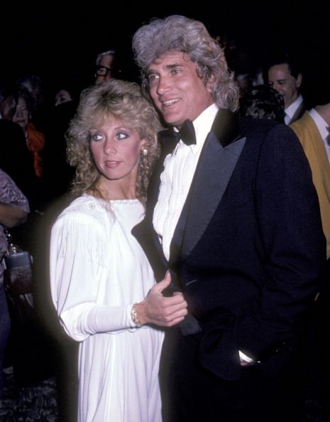 Acompanhe Michael Landon em suas Festas de Gala!!! 0000USODistinguishedAmericanAwardSalutetoDoloresHopeonFebruary211983atBeverlyHiltonHotelinBeverlyHills