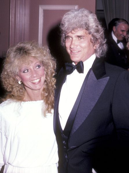 Acompanhe Michael Landon em suas Festas de Gala!!! 00USODistinguishedAmericanAwardSalutetoDoloresHopeonFebruary211983atBeverlyHiltonHotelinBeverlyHills