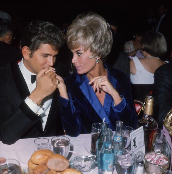 Novas Fotos Incríveis de Michael Landon Nov1966openingnightofsingerSusanBarrettsperformancesattheCocoanutGroveHollywood