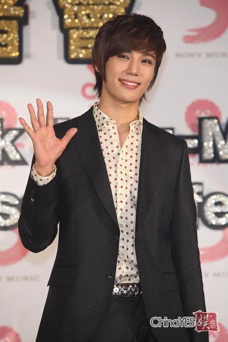 [news+fotos] Park Jung Min esta orgulloso de la parte inferior de su cuerpo 3ew