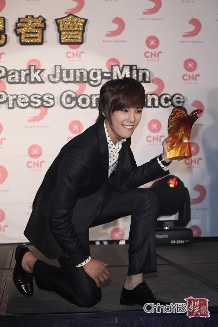 [news+fotos] Park Jung Min esta orgulloso de la parte inferior de su cuerpo 4ee