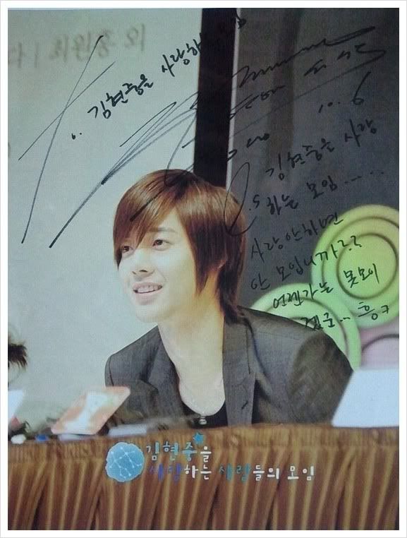 [trans+fotos] Hyun Joong firma autógrafos a algunos de sus fancafes Hj1004