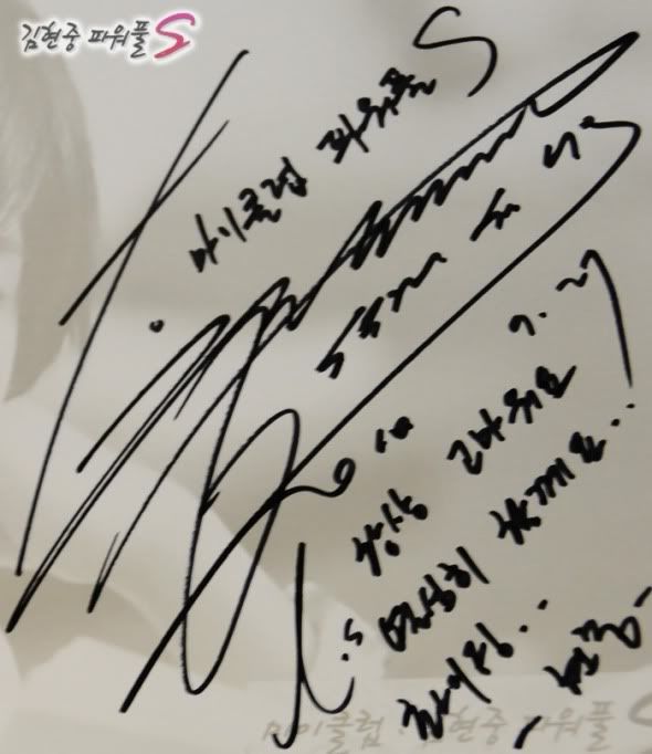 [trans+fotos] Hyun Joong firma autógrafos a algunos de sus fancafes Miclub