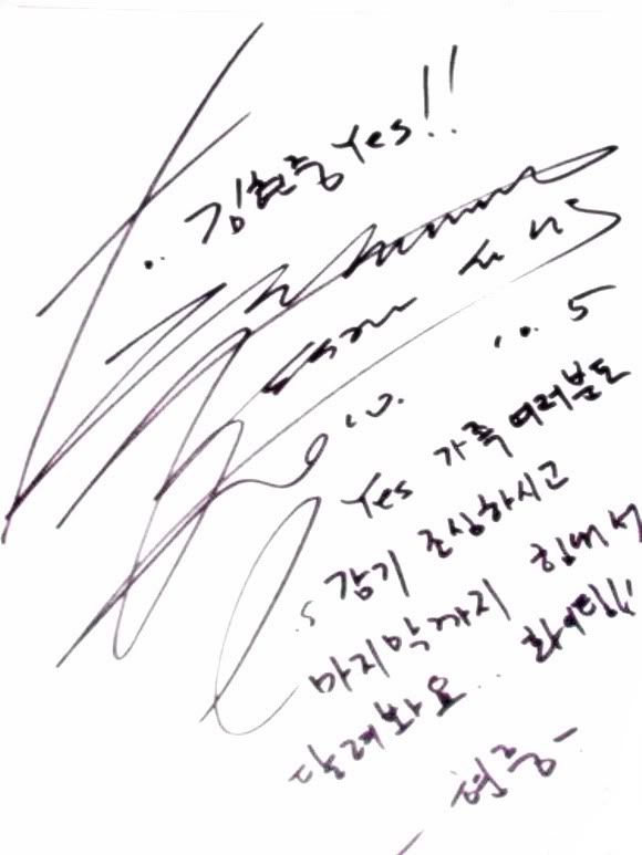 [trans+fotos] Hyun Joong firma autógrafos a algunos de sus fancafes Yes