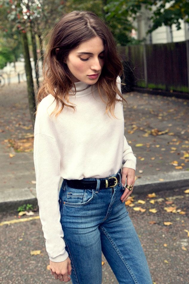 Kako ste se obukli za žurku? Le-Fashion-Blog-Maria-Valverde-Turtleneck-Sweater-Classic-High-Waisted-Jeans-Belt-Wavy-Hair-Spanish-Actress-Via-Vogue-Spain