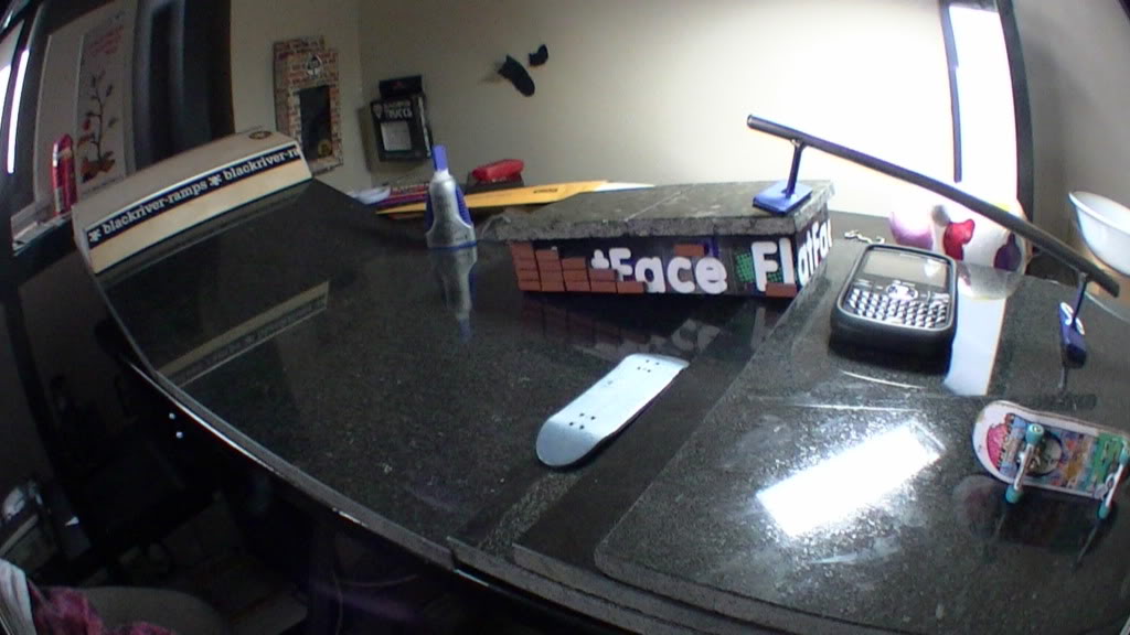 Post Your Fingerboard Park/Plaza - Page 3 Crackplaza002