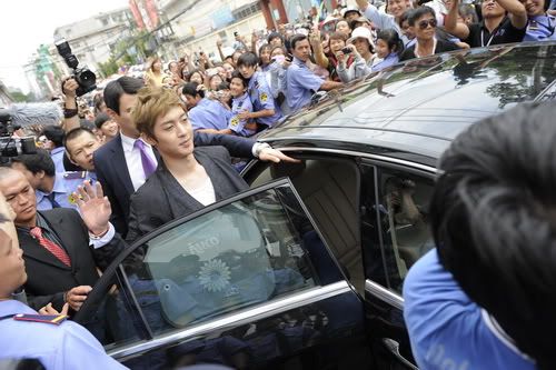 [HJL] Fansign Event in Vietnam Queen Plaza [12.08.11] 0f4beb4f2980a07a71f05d7b