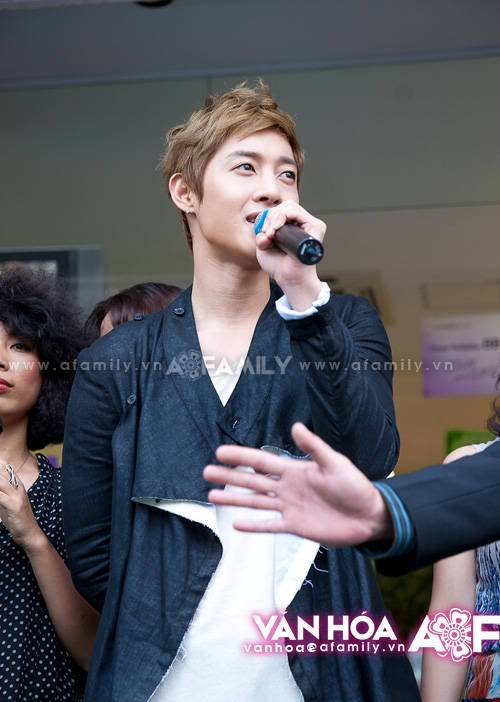 [HJL] TFS Store Visit Queen Plaza [12.8.11] (2) 120811afamilyvanhoakhjhssdf