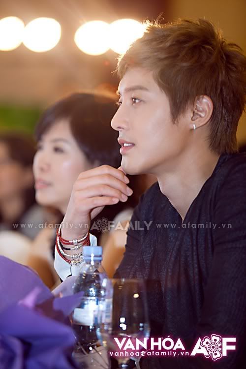 [HJL] Fansign Event in Vietnam Queen Plaza [12.08.11]  (2) 120811afamilyvanhoakhjhzf