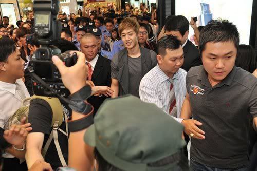 [HJL] TFS Store Visit [11.08.11] (2) 184124_264914640201446_231614143531496_1152102_215529_n