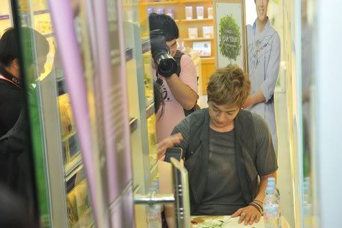 [HJL] TFS Store Visit [11.08.11] (2) 184124_264914646868112_231614143531496_1152103_4450819_n