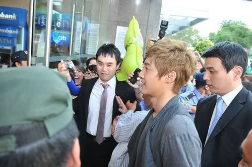 [HJL] TFS Store Visit [11.08.11] (2) 184124_264914653534778_231614143531496_1152105_29439_n