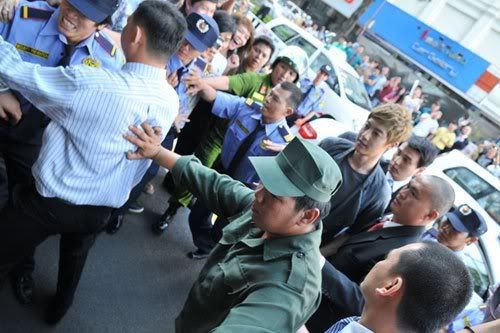 [HJL] TFS Store Visit [11.08.11] (2) 184124_264914656868111_231614143531496_1152106_2198004_n