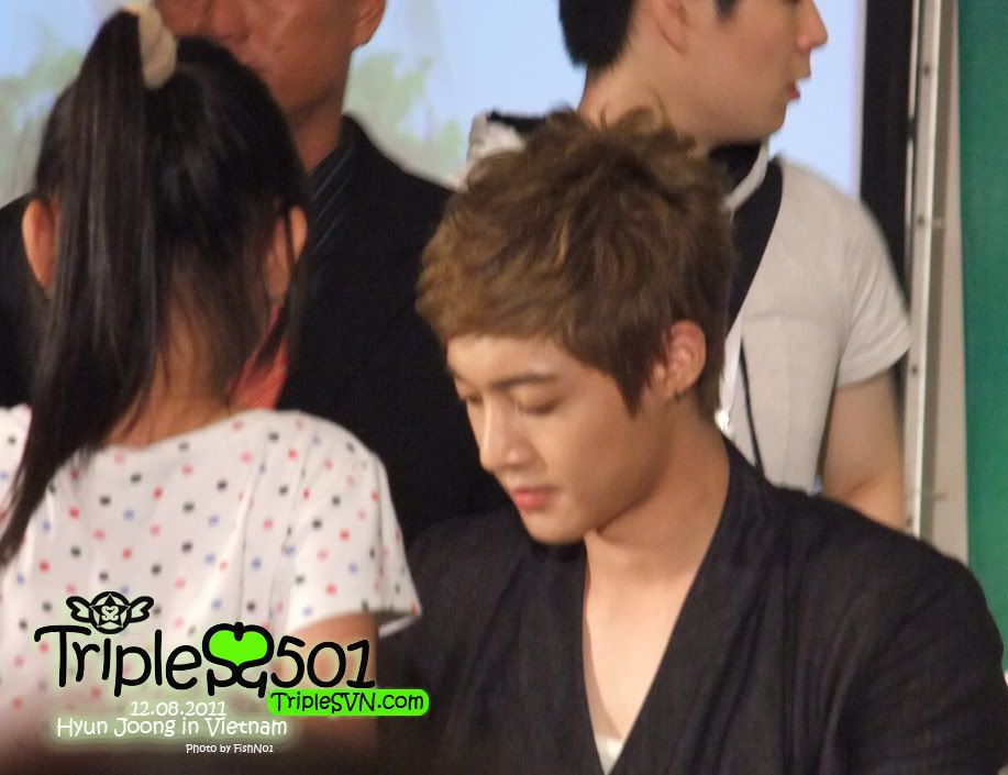 [HJL] Fansign Event in Vietnam Queen Plaza [12.08.11] (4)   25