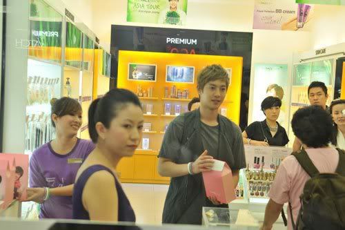 [HJL] TFS Store Visit [11.08.11] (2) 262557_264914130201497_231614143531496_1152090_1286774_n